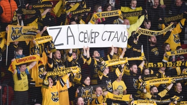 Иностранцы массово валят из России после начала войны в Украине, а что же беларусы? Есть прецеденты, но в основном на месте, играют под буквами Z и V на фан-секторе