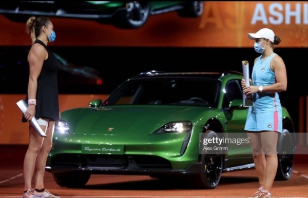 Теннис.  Арина Соболенко — Эшли Барти: невероятный путь! Надеюсь, тебе понравился Porsche, на котором ты уехала от меня
 