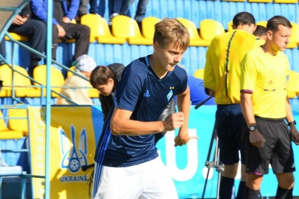 Сын Хацкевича – гражданин Беларуси, куда не хочет из-за режима, и футболист клуба, чей стадион разбомбила Россия. От войны Артема спас сбор в Турции