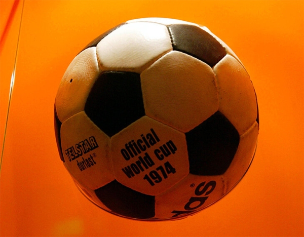 Все мячи на чемпионатах мира: в финале-1930 сыграли двумя разными, классику-1970 назвали в честь спутника, «джабулани»... Ох, «джабулани»!