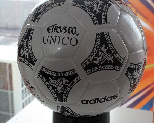 Все мячи на чемпионатах мира: в финале-1930 сыграли двумя разными, классику-1970 назвали в честь спутника, «джабулани»... Ох, «джабулани»!