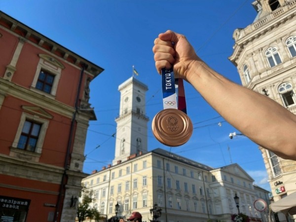 Аукцион в помощь Украине с уникальными вещами спортсменов: футболка Левандовского, олимпийская медаль каратиста, золотая медаль победителя молодежного ЧМ