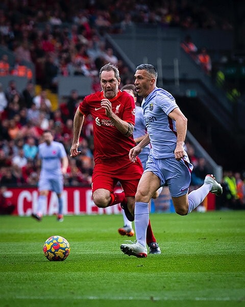 Вау, легенды «Барсы» и «Ливерпуля» сыграли на «Энфилде». Смотрите на Кюйта, Бароша, Ривалдо, Савиолу и других