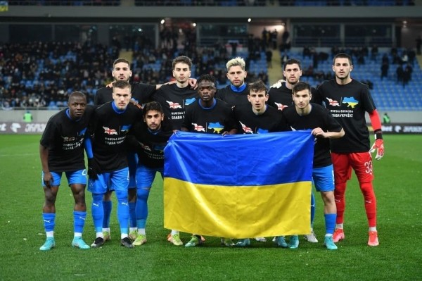 Павлюченко отбил пенальти и помог «Термалике» обыграть «Варту» в чемпионате Польши. Команды играли в повязках цветов флага Украины Павлюченко отбил пенальти и помог «Термалике» обыграть «Варту» в чемпионате Польши. Команды играли в повязках цветов флага Украины