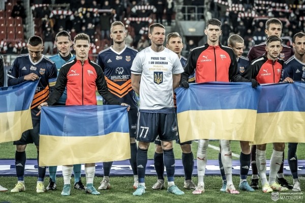 Павлюченко отбил пенальти и помог «Термалике» обыграть «Варту» в чемпионате Польши. Команды играли в повязках цветов флага Украины Павлюченко отбил пенальти и помог «Термалике» обыграть «Варту» в чемпионате Польши. Команды играли в повязках цветов флага Украины