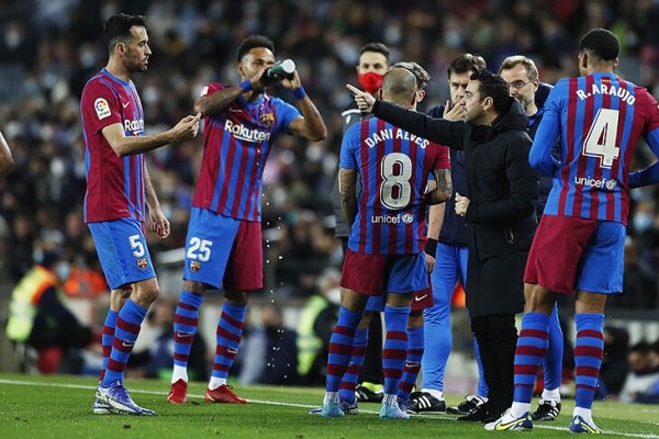 Хави уже многое изменил в «Барсе» – они с «Реалом» снова ровня. Самый смелый в Ла Лиге прессинг, установки детальнее, фланги эффективные и элегантные Хави уже многое изменил в «Барсе» – они с «Реалом» снова ровня. Самый смелый в Ла Лиге прессинг, установки детальнее, фланги эффективные и элегантные