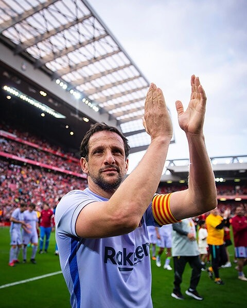 Вау, легенды «Барсы» и «Ливерпуля» сыграли на «Энфилде». Смотрите на Кюйта, Бароша, Ривалдо, Савиолу и других