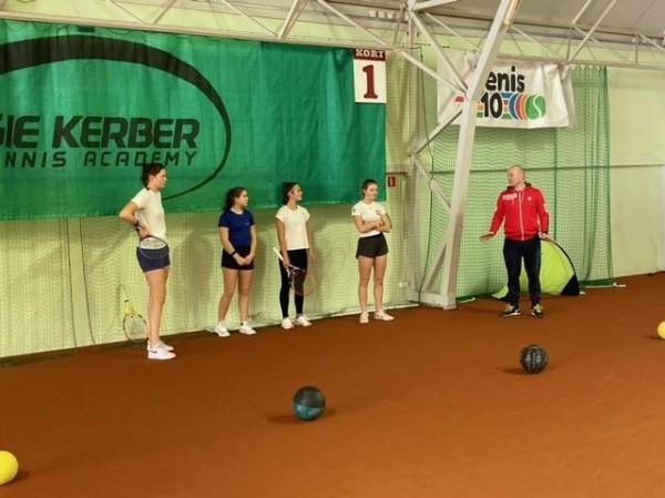 Беларусы, бежавшие в Польшу от режима Лукашенко, попали в спорте под санкции, как и те, кто за него топит. Досталось даже подросткам и любителям Беларусы, бежавшие в Польшу от режима Лукашенко, попали в спорте под санкции, как и те, кто за него топит. Досталось даже подросткам и любителям