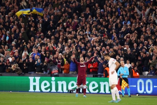 Ярмоленко вывел «Вест Хэм» в четвертьфинал Лиги Европы – и подарил футболку фанату с флагом Украины