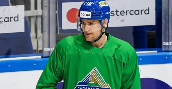 Иностранцы массово валят из России после начала войны в Украине, а что же беларусы? Есть прецеденты, но в основном на месте, играют под буквами Z и V на фан-секторе