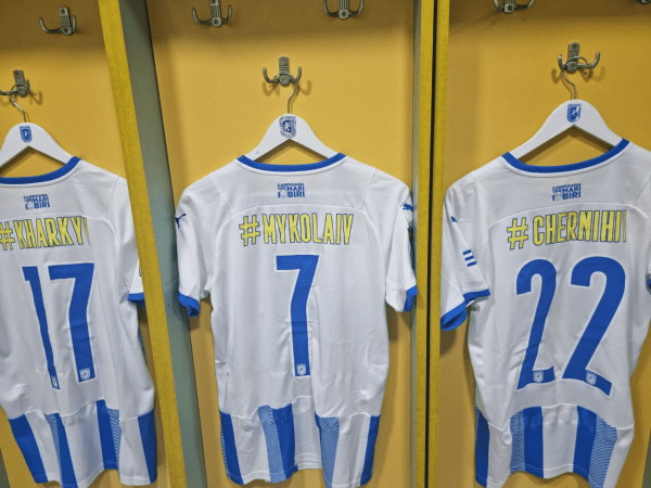 Румынский клуб нанес на футболки названия украинских городов вместо фамилий. Поддержка!