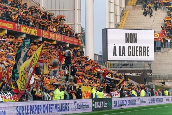 ГосТВ не показывает матчи АПЛ – ведь там поддерживают Украину: собирают деньги, капитаны сменили повязки, болельщики приносят флаги и плакаты против войны