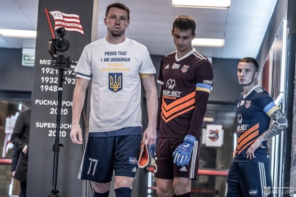 Павлюченко отбил пенальти и помог «Термалике» обыграть «Варту» в чемпионате Польши. Команды играли в повязках цветов флага Украины Павлюченко отбил пенальти и помог «Термалике» обыграть «Варту» в чемпионате Польши. Команды играли в повязках цветов флага Украины