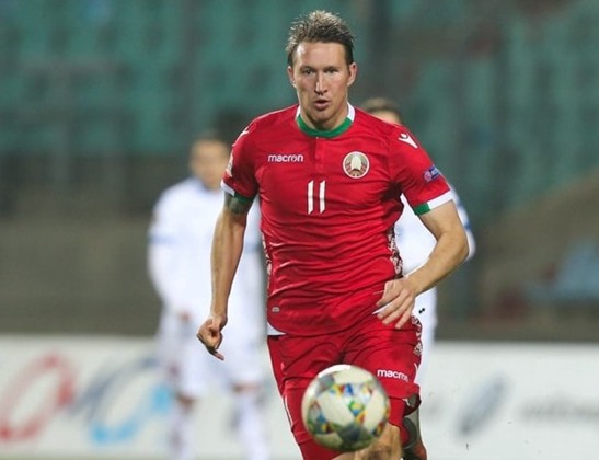 Футбол.  Форвард Антон Сарока подписал контракт с дзержинским "Арсеналом"
 