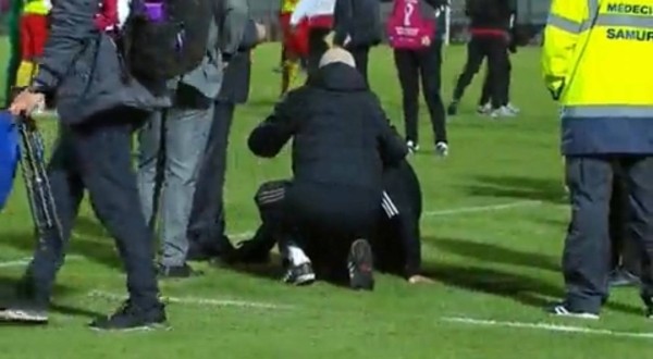 118-я минута – на ЧМ вырывается Алжир, 124-я – вдруг путевку забирает Камерун. Горе проигравшего тренера 😭