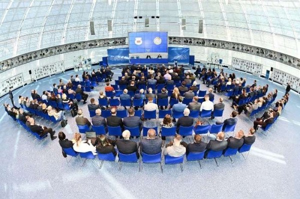 Разное. Сергей Ковальчук: думаю, болельщики только выиграют, если в Минск приедут питерский "Зенит", ЦСКА, московский "Спартак"
Разное. Сергей Ковальчук: думаю, болельщики только выиграют, если в Минск приедут питерский "Зенит", ЦСКА, московский "Спартак"