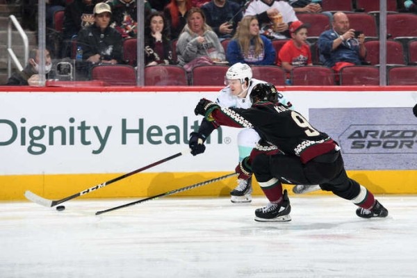 Хоккей.  НХЛ. "Аризона" проиграла "Сиэтлу", Владислав Колячонок отметился тремя силовыми приемами
  