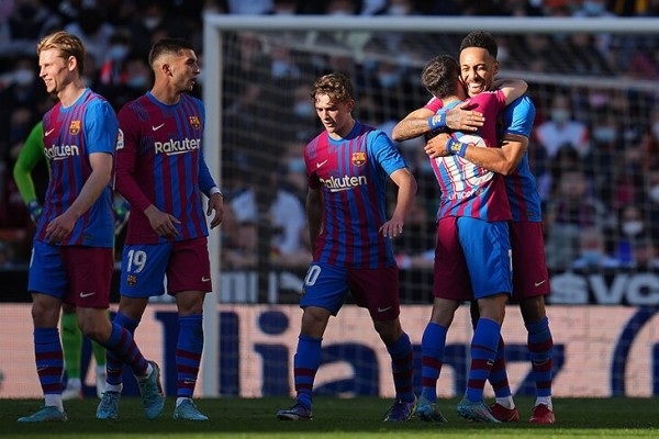 Хави уже многое изменил в «Барсе» – они с «Реалом» снова ровня. Самый смелый в Ла Лиге прессинг, установки детальнее, фланги эффективные и элегантные Хави уже многое изменил в «Барсе» – они с «Реалом» снова ровня. Самый смелый в Ла Лиге прессинг, установки детальнее, фланги эффективные и элегантные