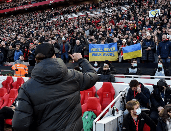 ГосТВ не показывает матчи АПЛ – ведь там поддерживают Украину: собирают деньги, капитаны сменили повязки, болельщики приносят флаги и плакаты против войны