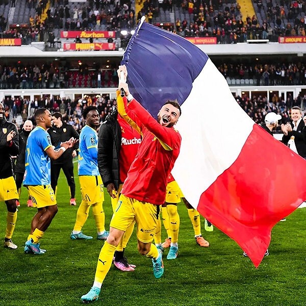 Его не брали в брестское «Динамо», а теперь вызвали в сборную Франции – парень плакал и купался в любви одноклубников и фанатов Его не брали в брестское «Динамо», а теперь вызвали в сборную Франции – парень плакал и купался в любви одноклубников и фанатов