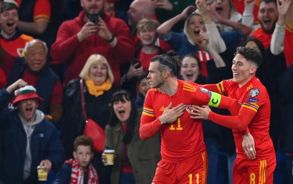 Футбол. Дубль Бейла принес сборной Уэльса победу над австрийцами и путевку в финал "стыков" чемпионата мира-2022
Футбол. Дубль Бейла принес сборной Уэльса победу над австрийцами и путевку в финал "стыков" чемпионата мира-2022