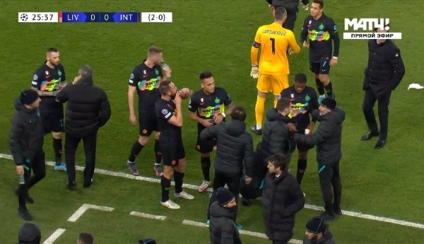 Какой же Клопп лучший! Остановил матч с «Интером», чтобы врачи спасли болельщика