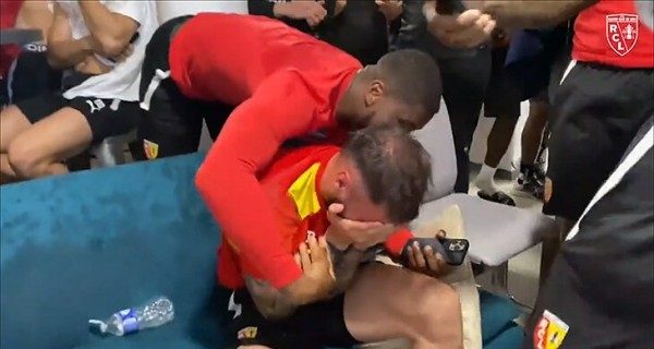 Его не брали в брестское «Динамо», а теперь вызвали в сборную Франции – парень плакал и купался в любви одноклубников и фанатов Его не брали в брестское «Динамо», а теперь вызвали в сборную Франции – парень плакал и купался в любви одноклубников и фанатов