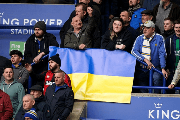 ГосТВ не показывает матчи АПЛ – ведь там поддерживают Украину: собирают деньги, капитаны сменили повязки, болельщики приносят флаги и плакаты против войны