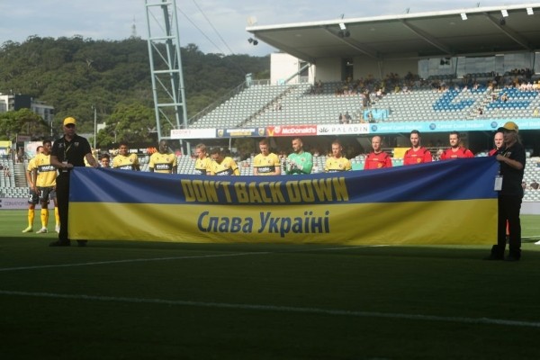 ГосТВ не показывает матчи АПЛ – ведь там поддерживают Украину: собирают деньги, капитаны сменили повязки, болельщики приносят флаги и плакаты против войны