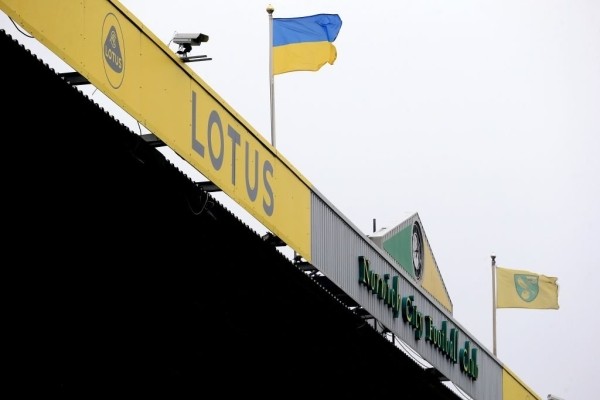 ГосТВ не показывает матчи АПЛ – ведь там поддерживают Украину: собирают деньги, капитаны сменили повязки, болельщики приносят флаги и плакаты против войны