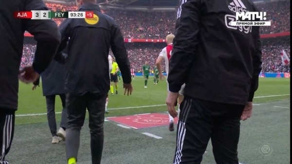 Самая нелепая симуляция года – Антони из «Аякса» уложили собственные партнеры Самая нелепая симуляция года – Антони из «Аякса» уложили собственные партнеры