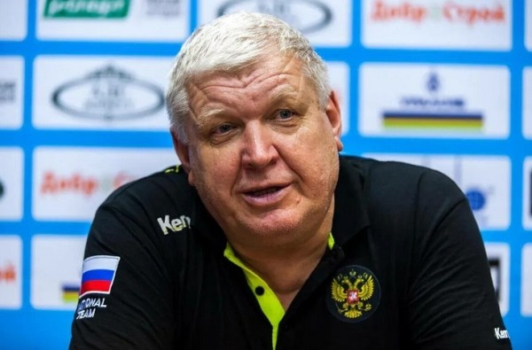 Гандбол.  Евгений Трефилов: мне показывают тренера сборной Беларуси, а я, не в обиду ему будет сказано, даже не знаю, где он играл
 