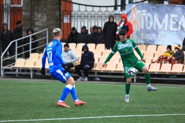 Футбол.  "Гомель" отправил три мяча в ворота "Днепра", игравшего вдесятером больше тайма
  