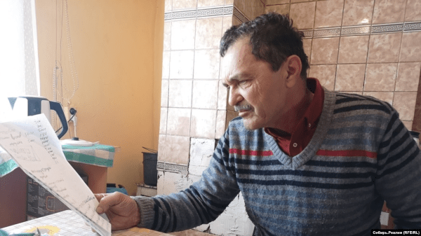 Детский тренер дважды сорвал знак «Z» с двери спортшколы. Начальство донесло – его оштрафовали, но деньги уже собрали