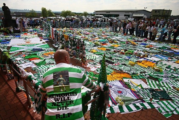 Легенда «Селтика» остановила вражду с «Рейнджерс». Его гроб несли игроки главного соперника