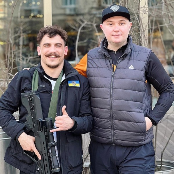 Беларус перамагаў ва Украiне ў адзiнаборствах, а цяпер абараняе краіну ад Расii, камандуючы суайчыннiкамi, i збiрае мiльёны праглядаў (мабыць, праз шыкоўныя вусы)