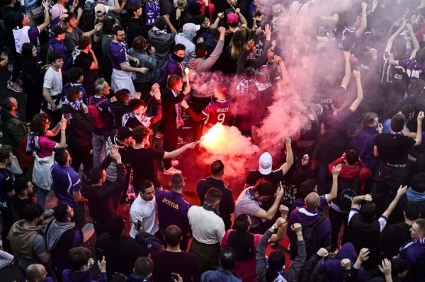 Тысячи фанов «Тулузы» рванули на поле, несмотря на предупреждение клуба. Но как сдержаться, когда ты вышел в Лигу 1? 