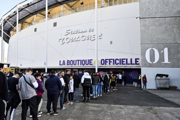 Тысячи фанов «Тулузы» рванули на поле, несмотря на предупреждение клуба. Но как сдержаться, когда ты вышел в Лигу 1? 