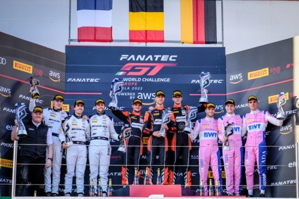 Пробкі, здарэнні і прыгоды Валянціна Росі ў Імале. Новы сезон серыі GT World Challenge Europe пачаўся падзейнай гонкай