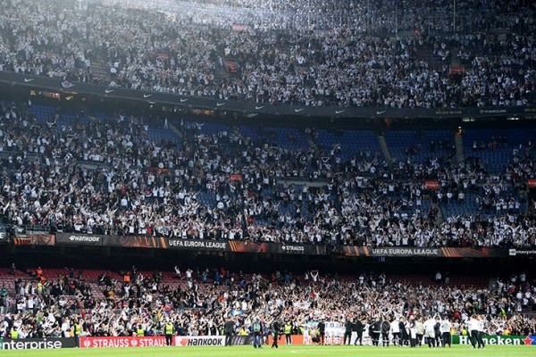 Болельщики «Айнтрахта» захватили «Камп Ноу»: выкупили 30 тысяч билетов и освистали «Барсу» 