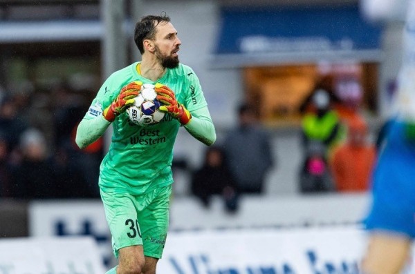 «Пропустил четыре, пообщался с Хомутовским – в следующем туре отстоял на ноль». Беларус заиграл в высшей лиге Швеции после 30 и за 5 матчей заработал прибавку