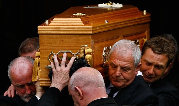 Легенда «Селтика» остановила вражду с «Рейнджерс». Его гроб несли игроки главного соперника