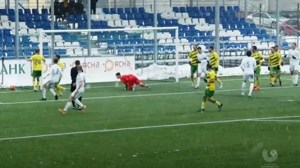 Апрель в Беларуси начался сильным снегом – высшая лига срочно чистила поля и вспомнила про оранжевые мячи, а где-то проблему решили заранее