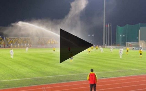 В Солигорске посреди игры включился полив травы. Заряд бодрости и энергии в -3°С