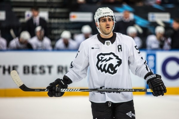 Хоккей.  Кубок Гагарина. 1/2 финала. Результативная передача Бэйлена помогла "Трактору" одолеть "Магнитку" и сравнять счет в серии
  