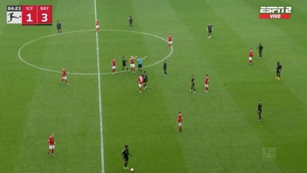 Футбол. 12 игроков на поле у "Баварии"! Ошибка Комана может превратить разгромную победу мюнхенцев над "Фрайбургом" в "технарь"
Футбол. 12 игроков на поле у "Баварии"! Ошибка Комана может превратить разгромную победу мюнхенцев над "Фрайбургом" в "технарь"