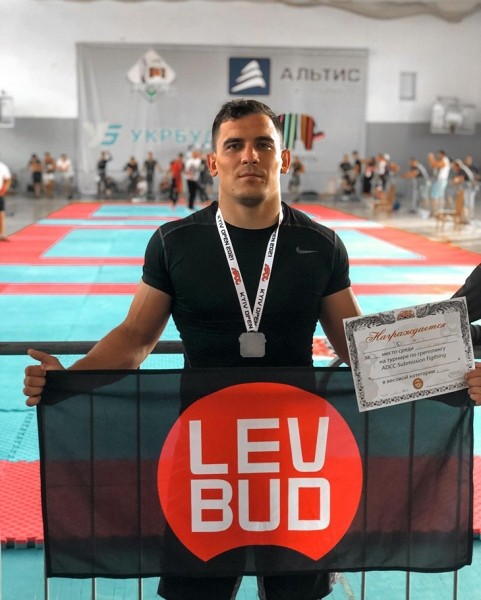 Беларус перамагаў ва Украiне ў адзiнаборствах, а цяпер абараняе краіну ад Расii, камандуючы суайчыннiкамi, i збiрае мiльёны праглядаў (мабыць, праз шыкоўныя вусы)