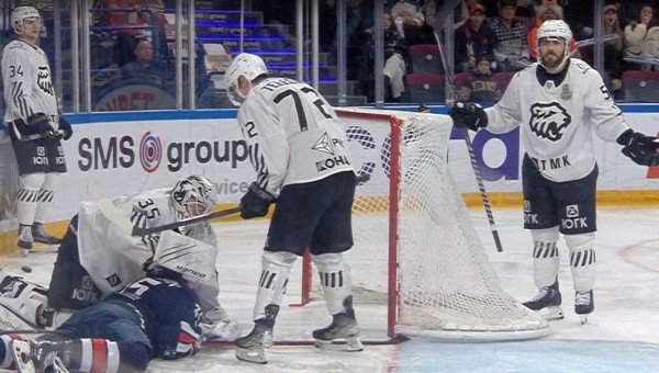 Хоккей. КХЛ. Ассист Бэйлена не спас "Трактор" от поражения в первом матче серии с "Металлургом"
Хоккей. КХЛ. Ассист Бэйлена не спас "Трактор" от поражения в первом матче серии с "Металлургом"