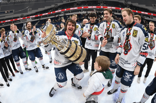 Счастливый Батя, ковбой Саныч и распитие из Кубка! Как выглядела чемпионская раздевалка «Металлурга» Счастливый Батя, ковбой Саныч и распитие из Кубка! Как выглядела чемпионская раздевалка «Металлурга»