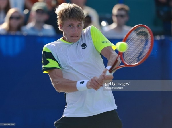 Теннис.  Илья Ивашко уступил пятой ракетке мира на турнире АТП в Барселоне
 